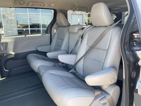 Used 2020 Toyota Sienna XLE Premium w/ Carpet Mat Package FWD image 33