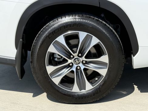 Used 2023 Toyota Highlander XLE FWD image 16
