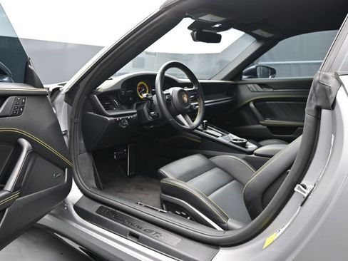 Certified 2024 Porsche 911 Carrera GTS RWD image 4