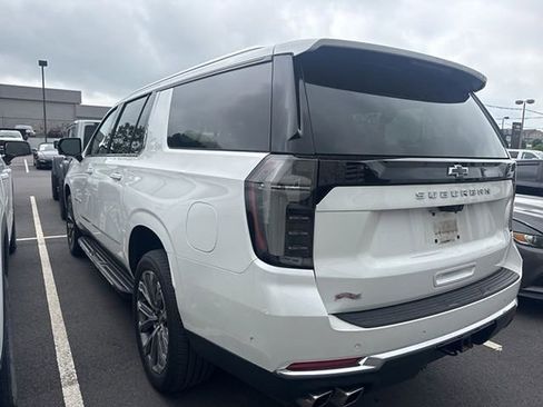 Used 2025 Chevrolet Suburban High Country AWD/4WD image 4