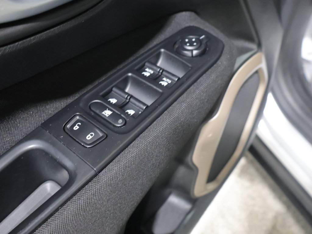 Used 2016 Jeep Renegade Latitude AWD/4WD image 14