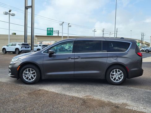 Used 2023 Chrysler Pacifica Touring-L FWD image 2