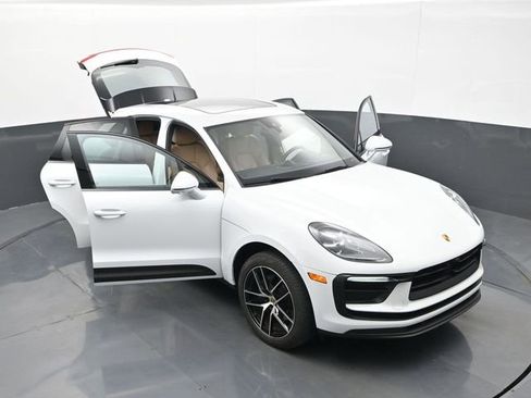 Certified 2023 Porsche Macan AWD/4WD image 33