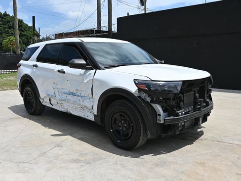 Used 2025 Ford Explorer 4WD Police Interceptor image 2