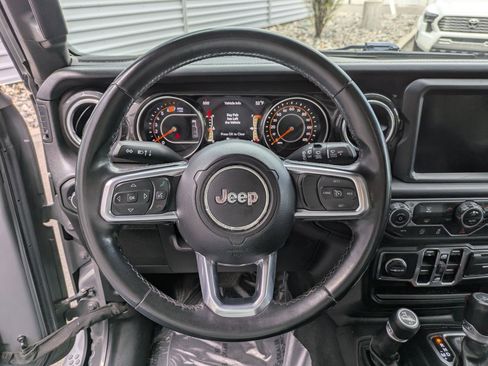 Used 2019 Jeep Wrangler Unlimited Sahara AWD/4WD image 17