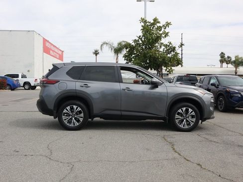 Used 2023 Nissan Rogue SV image 3