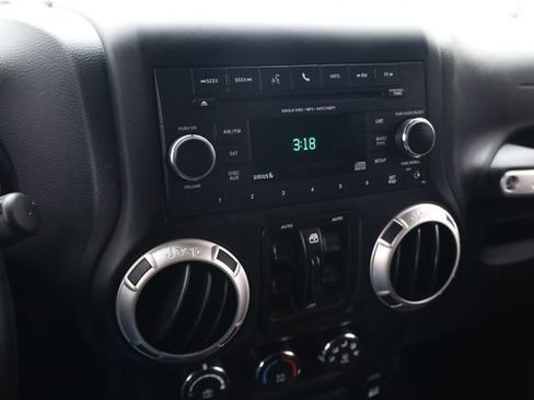 Used 2018 Jeep Wrangler Unlimited Rubicon w/ Connectivity Group image 19