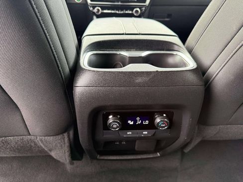 Used 2024 Chevrolet Traverse LT FWD image 15