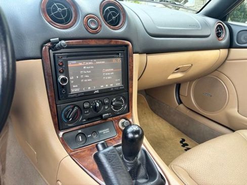 Used 2002 MAZDA MX-5 Miata RWD image 9
