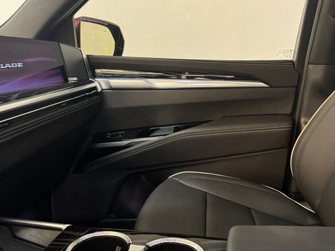 Certified 2025 Cadillac Escalade ESV Sport image 43