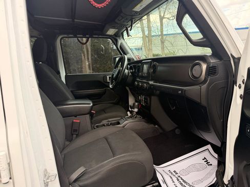 Used 2018 Jeep Wrangler Unlimited Sport S image 27