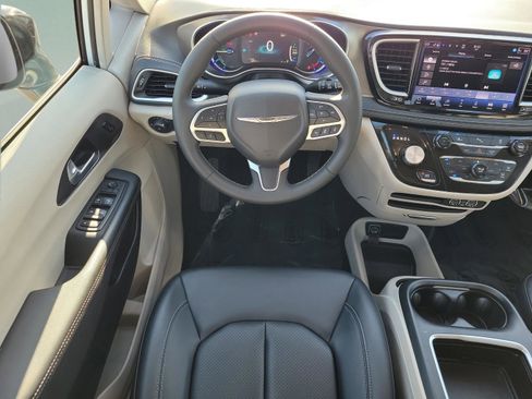 Used 2024 Chrysler Pacifica Select image 13