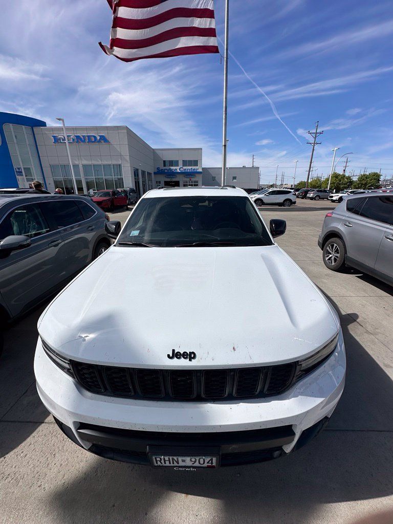 Used 2023 Jeep Grand Cherokee L Laredo AWD/4WD image 2