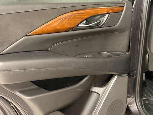 Used 2017 Cadillac Escalade Luxury AWD/4WD image 38