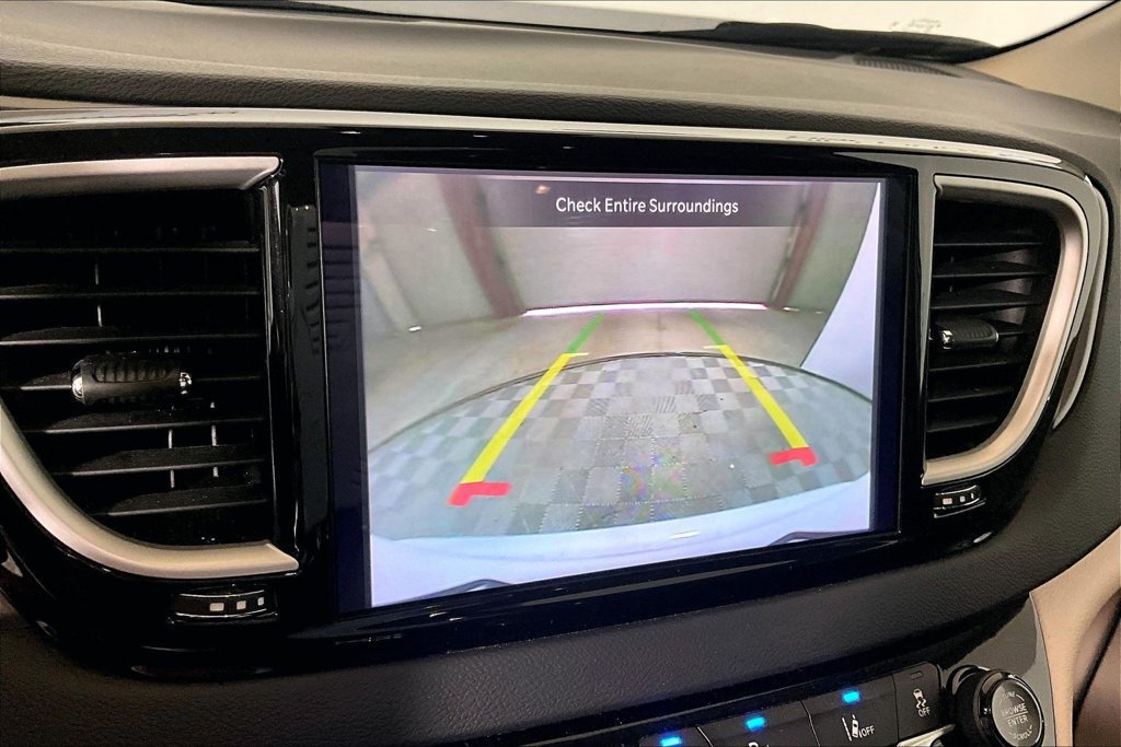 Used 2023 Chrysler Pacifica Touring-L FWD image 17