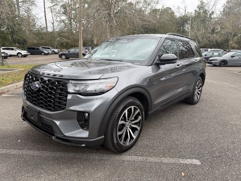 Used 2025 Ford Explorer ST-Line image 3