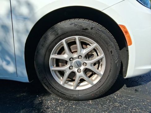 Used 2024 Chrysler Pacifica Touring-L FWD image 8