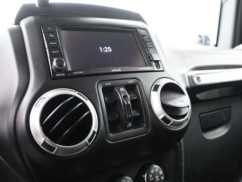 Used 2017 Jeep Wrangler Unlimited Rubicon AWD/4WD image 5