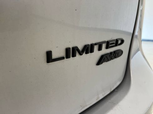 Used 2023 Chrysler Pacifica Limited w/ Uconnect Theater Family Group image 11