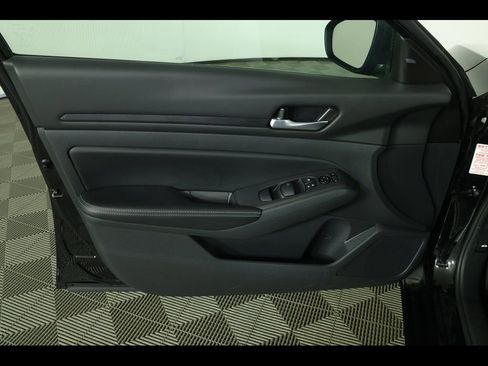 Used 2025 Nissan Altima 2.5 SV image 14