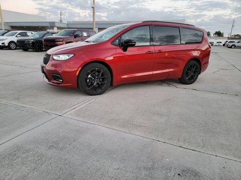 Used 2025 Chrysler Pacifica Limited image 4