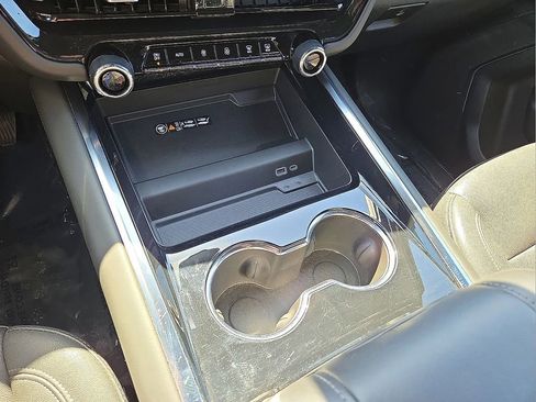 Used 2025 Chevrolet Suburban Z71 AWD/4WD image 32