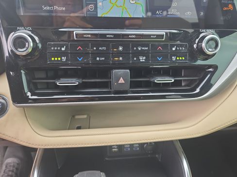 Used 2022 Toyota Highlander Platinum AWD/4WD image 25