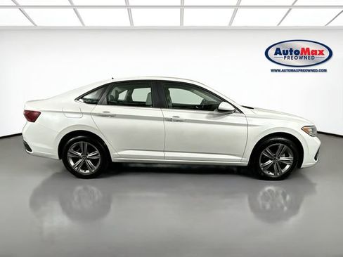 Used 2024 Volkswagen Jetta SE w/ Panoramic Sunroof Package image 10