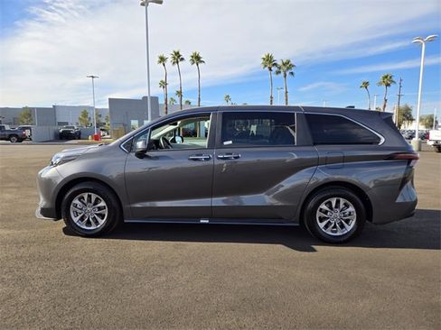 Used 2025 Toyota Sienna XLE image 7