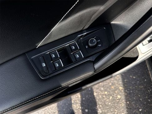 Used 2022 Volkswagen Tiguan SE image 13