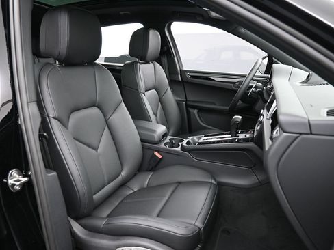 Certified 2026 Porsche Macan AWD/4WD image 31