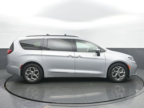 Used 2023 Chrysler Pacifica Limited FWD image 6