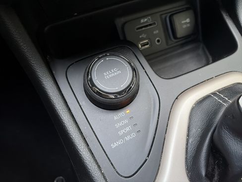 Used 2016 Jeep Cherokee Sport AWD/4WD image 33