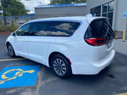 Used 2022 Chrysler Pacifica Touring-L FWD image 3