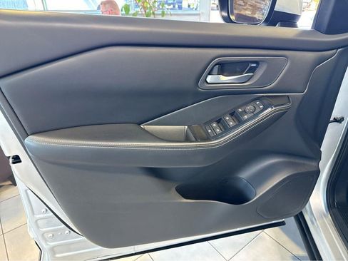 Used 2024 Nissan Rogue SV AWD/4WD image 16