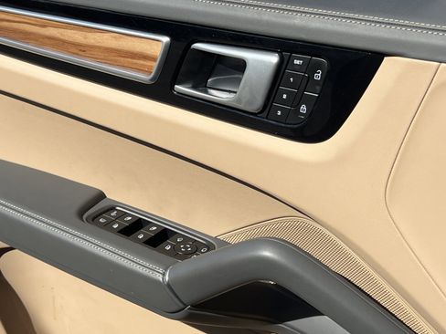 Certified 2022 Porsche Cayenne Platinum Edition image 32