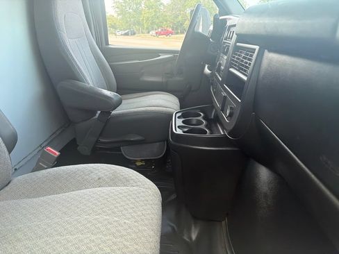 Used 2015 Chevrolet Express 4500 RWD image 8