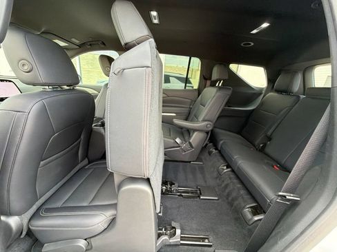 Used 2025 Chevrolet Traverse LT FWD image 39