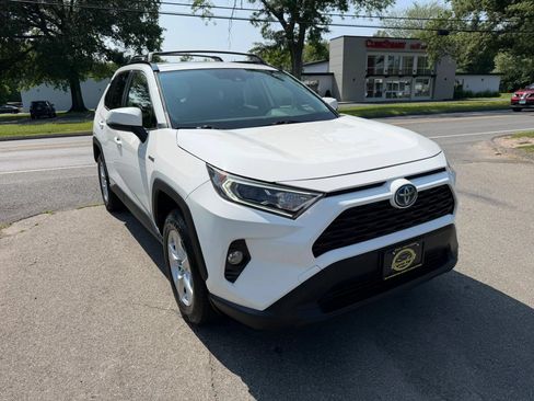 Used 2019 Toyota RAV4 XLE w/ Convenience Package AWD/4WD image 3