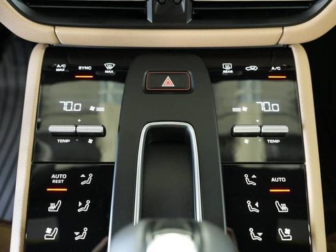 Certified 2025 Porsche Macan AWD/4WD image 21