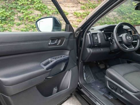 Used 2024 Nissan Pathfinder SV w/ SV Premium Package FWD image 26