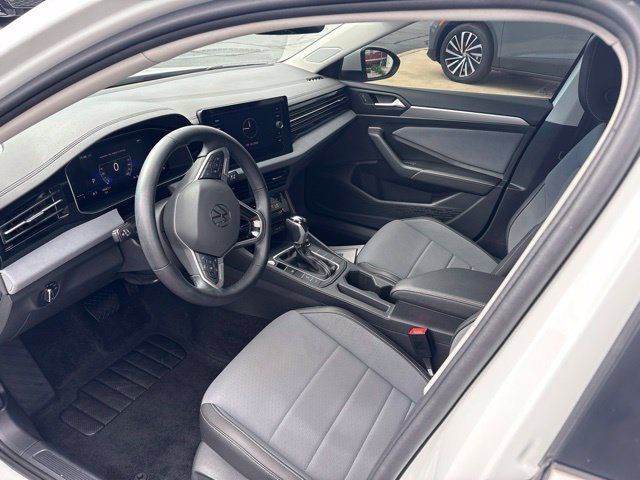 Used 2025 Volkswagen Jetta SE FWD image 9
