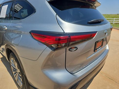 Used 2023 Toyota Highlander Limited FWD image 35