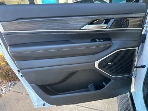 Used 2023 Jeep Wagoneer L Series II image 12