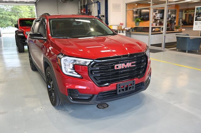 Used 2024 GMC Terrain SLE w/ Driver Convenience Package FWD image 3