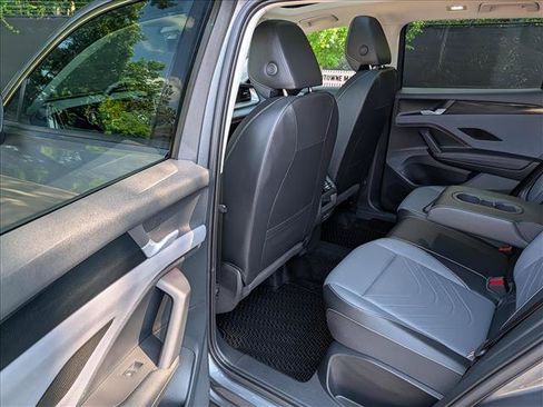 Certified 2025 Volkswagen Tiguan SE w/ Panoramic Sunroof Package AWD/4WD image 23
