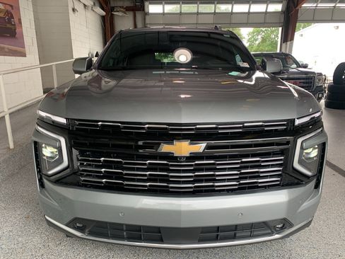 Used 2025 Chevrolet Suburban High Country RWD image 2