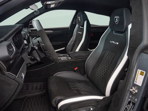 Used 2023 Lamborghini Urus Performante AWD/4WD image 9