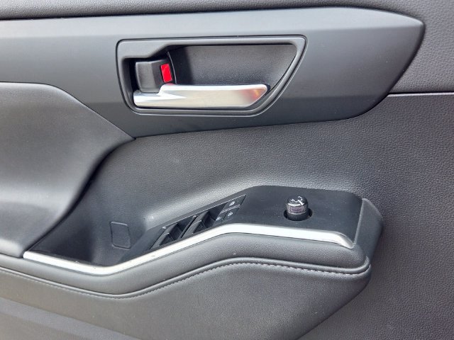 Used 2020 Toyota Highlander XLE FWD image 33