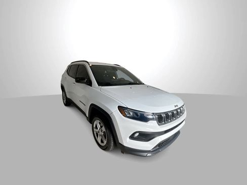 Used 2023 Jeep Compass Latitude AWD/4WD image 2